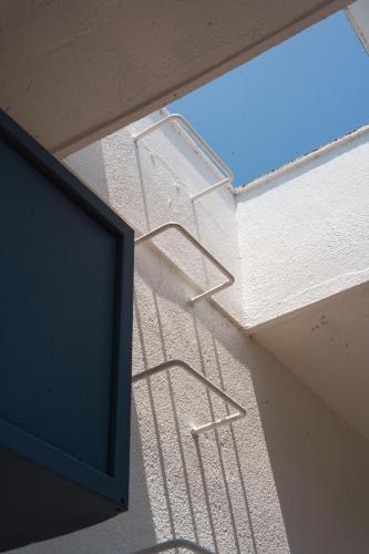 a window with a metal rack on the side of a building at Guesthouse 湯本見山 in Hakone