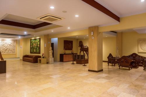 Posezení v ubytování Puri Saron Denpasar Hotel