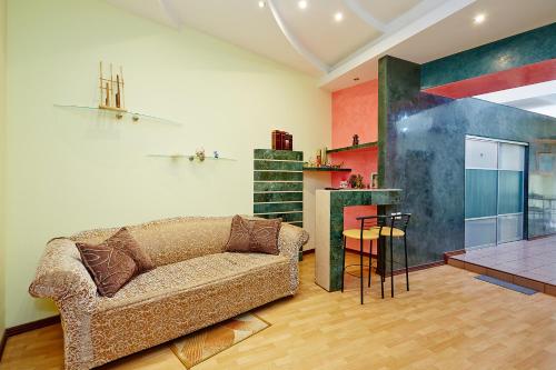 un soggiorno con divano e tavolo di Apartment Deribasovskaya with jacuzzi a Odessa