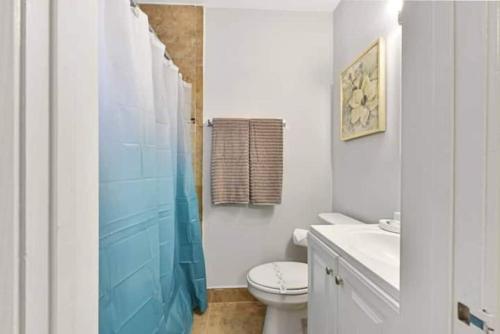Un baño con ducha, inodoro y lavabo. en Casa Punta Plata Pmi Unit 2904, en Hollywood
