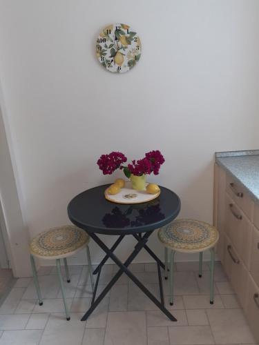 a table with two chairs and a table with flowers on it at 4 km zu A7 und A71, Idylle am Bach, großer Garten in Euerbach