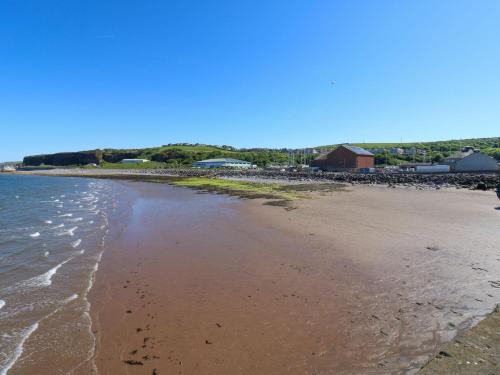 una vista de la playa desde la orilla en Lowther Apartment, en Whitehaven