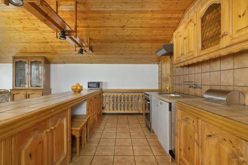 Кухня или мини-кухня в Przytulne Apartamenty w Klimatycznym Domu nad Białką w Otoczeniu Górskich Krajobrazów by Noclegi Renters
