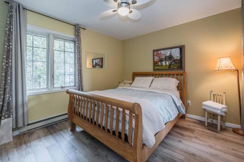 een slaapkamer met een bed en een raam bij Surrounded By Water, W Hot Tub & Lounges in Miller Lake