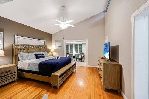 a bedroom with a bed and a ceiling fan at Large Home Wking Bed By Pmi Unit Bh in Fort Lauderdale
