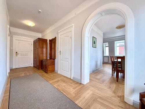 an open hallway with a dining room and an archway at Hotel - Pokoje i Apartamenty Heban in Toruń