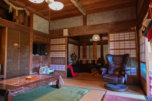 a living room with a chair and a couch at Kikubari - Vacation STAY 88953v in Isumi