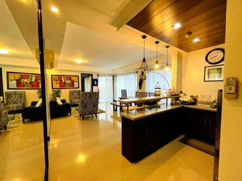 Kuchyň nebo kuchyňský kout v ubytování Tagaytay Highlands 4 BR Suite