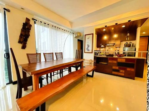 Kuchyň nebo kuchyňský kout v ubytování Tagaytay Highlands 4 BR Suite