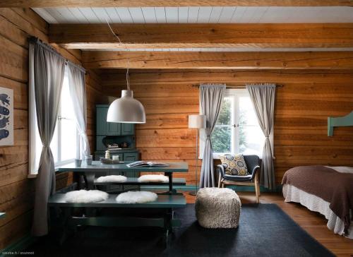 a bedroom with a desk and a bed and a window at Cottage with sauna, in the heart of the Tammisaari in Tammisaari