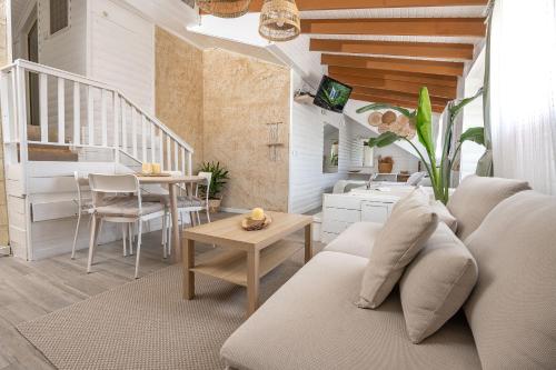 Un lugar para sentarse en הפנינה הרומנטית - 2 צימרים מהממים עם ג'קוזי ובריכה משותפת