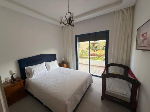 un dormitorio con una cama y una ventana en Rincón del Mar, en Martil