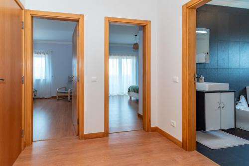 MurtinheiraにあるOcean View Murtinheiraの2つのドアとシンクのあるキッチンのある部屋