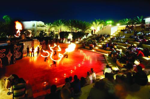 Eine Menge Leute sehen nachts ein Konzert. in der Unterkunft Baron Palms Adults Friendly Only 16 years plus Boutique Hotel Style in Sharm El Sheikh