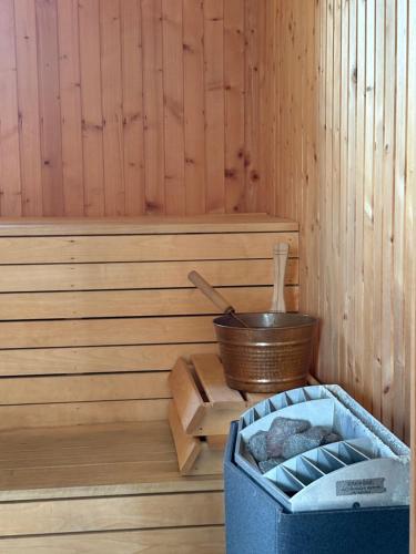 a sauna with a pan and a basket of towels at Hönshuset Kullabygden in Höganäs