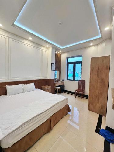 a bedroom with a large white bed in a room at Phụng Hoàng Vũ in Bạc Liêu