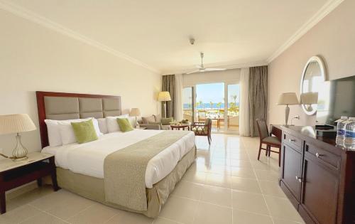 Letto o letti in una camera di Baron Resort Sharm El Sheikh