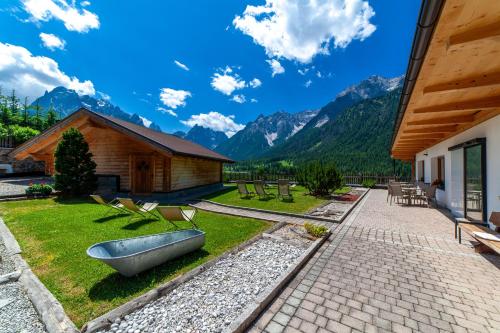 a backyard with a tub in the grass at Apartments Sunseit'n in Sesto