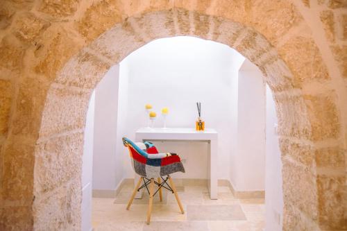 an archway in a room with a table and a chair at Castellinaria Holiday in Castellana Grotte