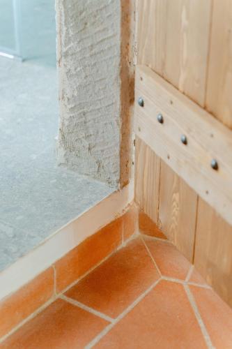 a corner of a room with a window and a tile floor at Tenuta Alela in Figline Valdarno