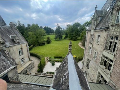 eine Luftansicht auf eine alte Burg mit Garten in der Unterkunft Le 117 au Château de Trédion in Trédion