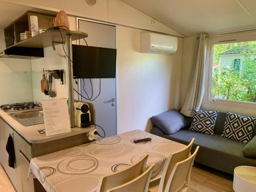 Η κουζίνα ή μικρή κουζίνα στο Mobilhome L'Aincontournable - 6 personnes - Clim - Terrasse