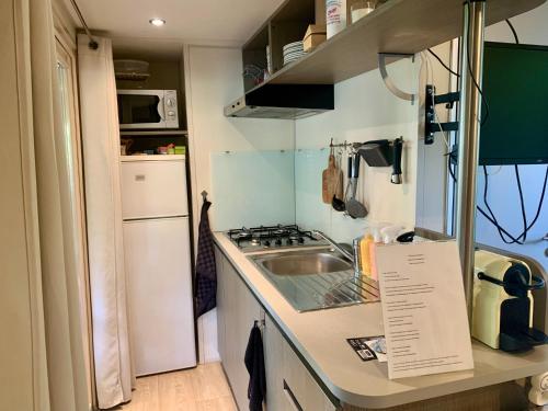 Η κουζίνα ή μικρή κουζίνα στο Mobilhome L'Aincontournable - 6 personnes - Clim - Terrasse