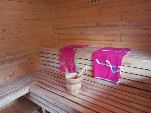 a sauna with two pink towels and a bucket at Alm-Chalet in der Nähe vom Klippitztörl 
