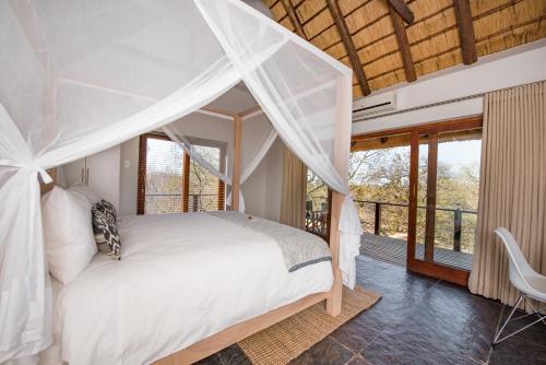 um quarto com uma cama de dossel em Unembeza Boutique Lodge & Spa em Hoedspruit