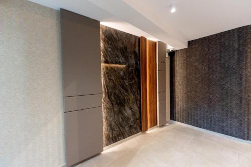 a walk in closet with a door in a room at Villa Bijoux in Ploieşti