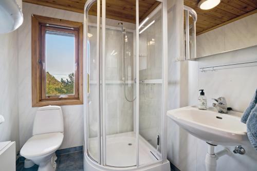 ein Badezimmer mit Dusche, Toilette und Waschbecken in der Unterkunft Mortenhytta, Valevåg in Valevåg