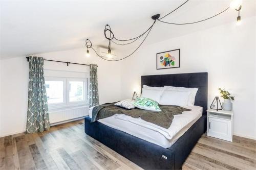 マトゥリにあるLuxury Villa Susanjの大きなベッドと窓のある寝室