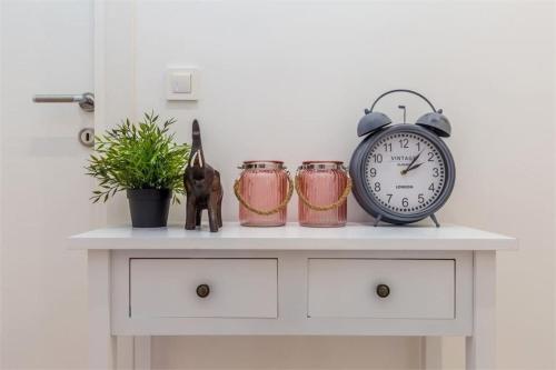 マトゥリにあるLuxury Villa Susanjの白いドレッサーの上に座る時計