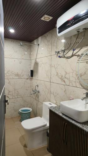 a bathroom with a toilet and a sink at Rosewood Cottage in Mukteshwar