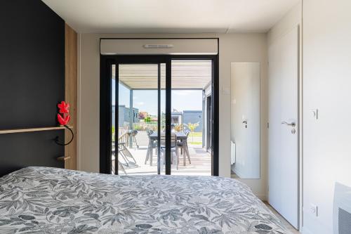 Ένα ή περισσότερα κρεβάτια σε δωμάτιο στο Chalet Omaha - 5min à pied de la Plage