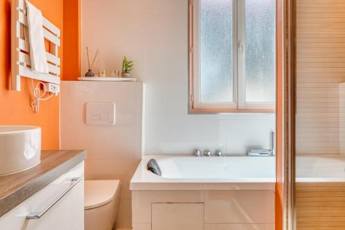 une salle de bain avec un lavabo et des toilettes dans l'établissement Le Marie superbe studio au coeur de Rouen, à Rouen