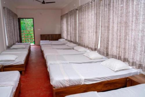 Letto o letti in una camera di Hulihara Homestay - Pool, 4BH, Home Food, Estate