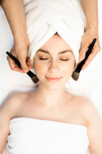 a woman getting her face washed with a towel on her head at Marienkron - Retreat & Health Resort in Mönchhof