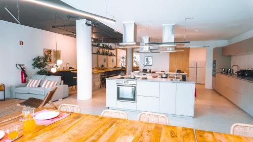Η κουζίνα ή μικρή κουζίνα στο Coliving moderno com lindo jardim