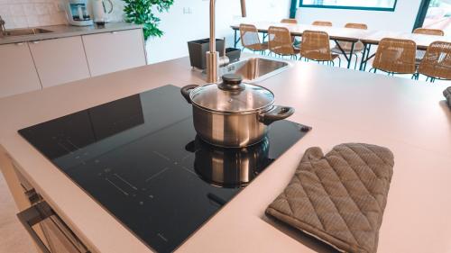 Η κουζίνα ή μικρή κουζίνα στο Coliving moderno com lindo jardim