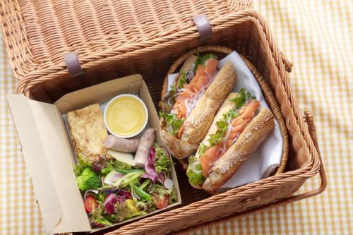 a basket of food with a sandwich and salad at 那須 無垢の音 in Nasu
