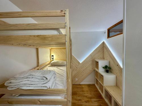a room with two bunk beds in a house at L'écrin des Orres 1800, appartement 5 à 7 personnes avec parking privé in Les Orres