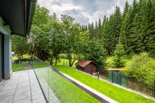 a balcony with a view of a yard at Chata u Tichého Lesa Pernink in Pernink