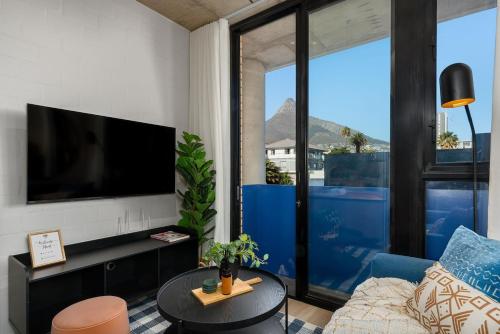 Μια τηλεόραση ή/και κέντρο ψυχαγωγίας στο Stylish Sea Point Apartment