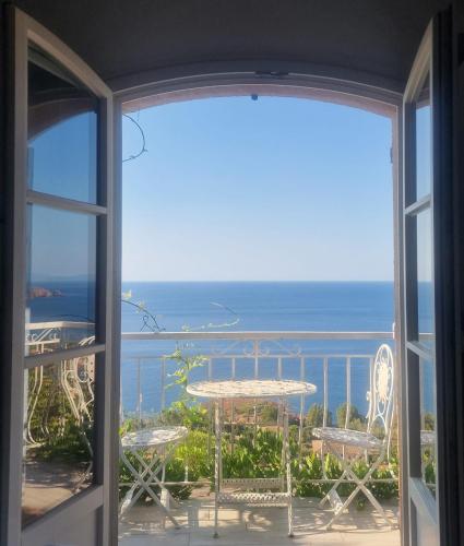 an open window with a view of the ocean at Villa Rubis-vue mer à couper le souflle in Saint-Raphaël