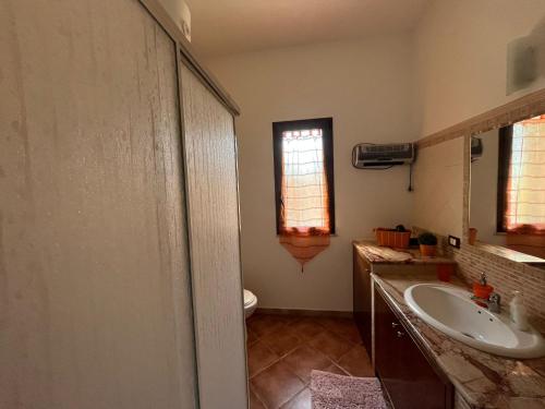 ein Badezimmer mit Waschbecken und Toilette in der Unterkunft Villa Pergola in San Michele Salentino