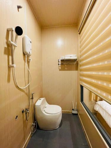 a small bathroom with a toilet in a room at Hoàng Gia Villa in Phan Rang