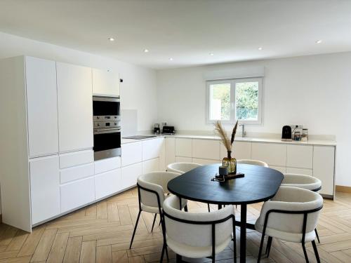 Nhà bếp/bếp nhỏ tại Évasion à 2h de Paris avec piscine chauffée privée