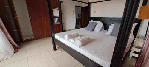 Postel nebo postele na pokoji v ubytování Palm Terrace seaview -Nyali