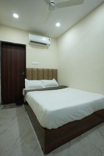 Ένα ή περισσότερα κρεβάτια σε δωμάτιο στο Hotel MM prestige Raipur